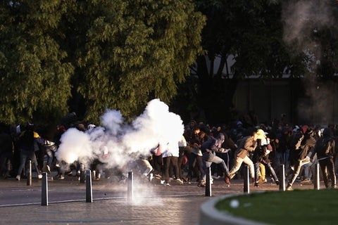 Encapuchados rompieron todos los vidrios del Icetex, en Bogotá