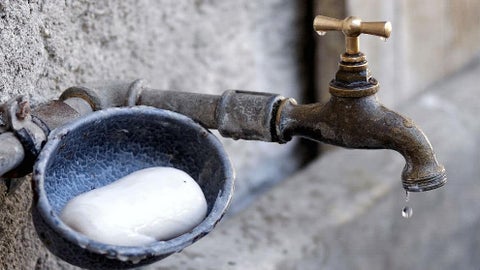 Lavarse las manos con agua y jabón