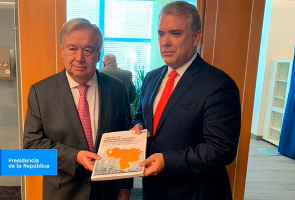 El presidente Iván Duque presentando ante António Guterres, secretario general de la ONU, el dossier de las Farc en Venezuela