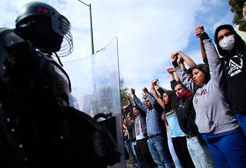 El Escuadrón Móvil Antidisturbios de la Policía (Esmad) y estudiantes universitarios, en el marco de las protestas en Bogotá