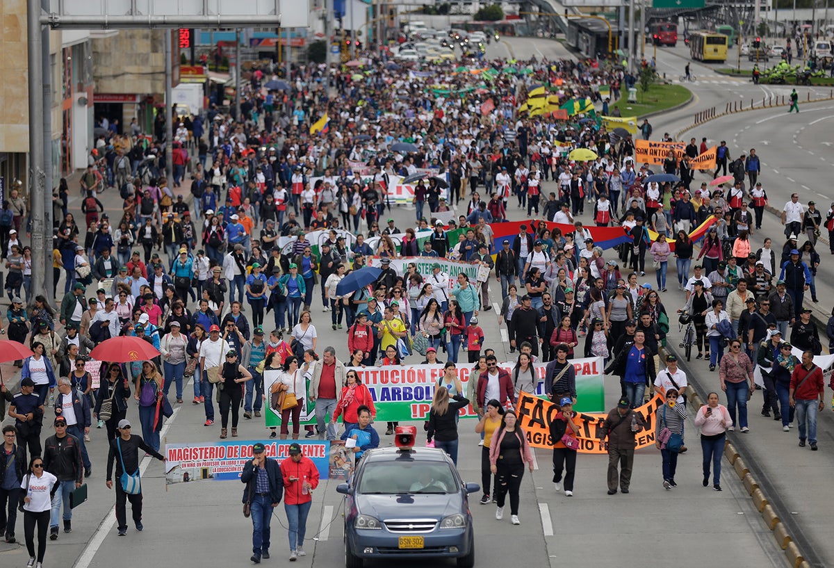Centrales obreras y estudiantes marchando en Bogotá, el 25 de abril de 2019