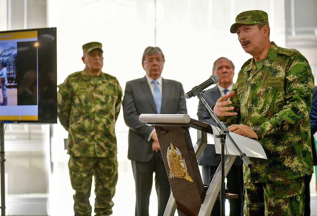 El comandante del Ejército, general Nicacio Martínez (micrófono); el general Luis Fernando Navarro, comandante de las Fuerzas Militares; el canciller Carlos Holmes y Guillermo Botero, ministro de Defensa, en Bogotá