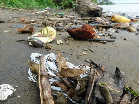 Basura en la playa del río El Valle, Bahía Solano, Chocó.