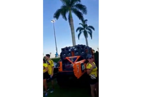 Hinchas colombianos bailan al son de Pablo Escobar