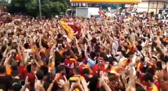 Fanáticos de Galatasaray esperando a Falcao García