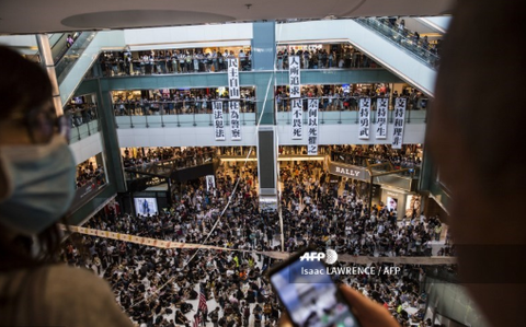 Manifestantes de Hong Kong se toman centros comerciales como el New Town Plaza.