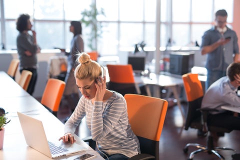 Jóvenes trabajando en una oficina - Millennials