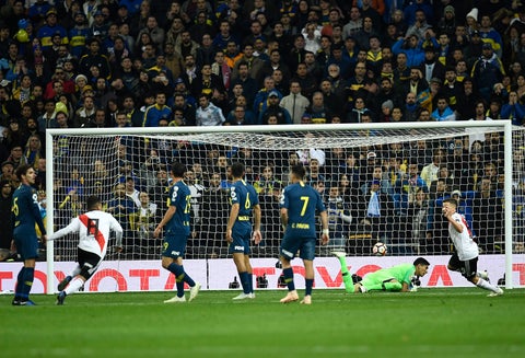 Juan Fernando Quintero anotándole a Boca, el 9 de diciembre de 2018 en el Estadio Santiado Bernabéu, en Madrid (España)