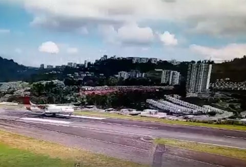 El aterrizaje de un avión en Manizales