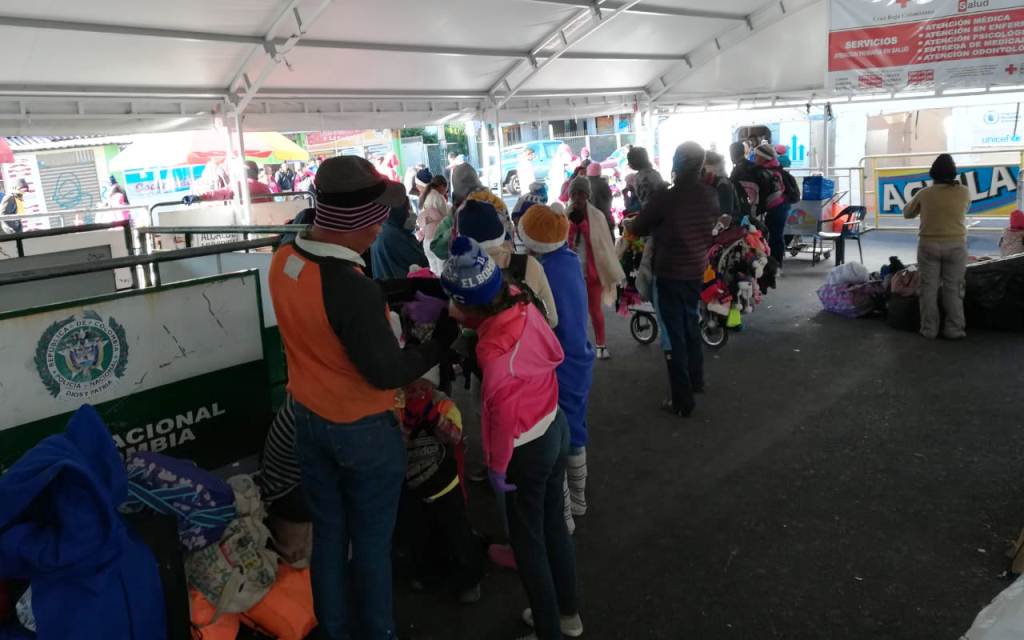 Esta imagen de los emigrantes en el puente de Rumichaca podría cambiar con la medida del corredor humanitario propuesto por Ecuador.