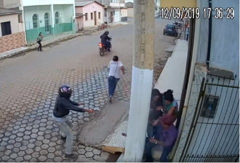 Poste de luz salva de la muerte a un hombre atacado por sicarios