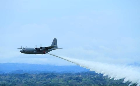 Aeronaves descargan agua y líquido retardante para controlar las conflagraciones