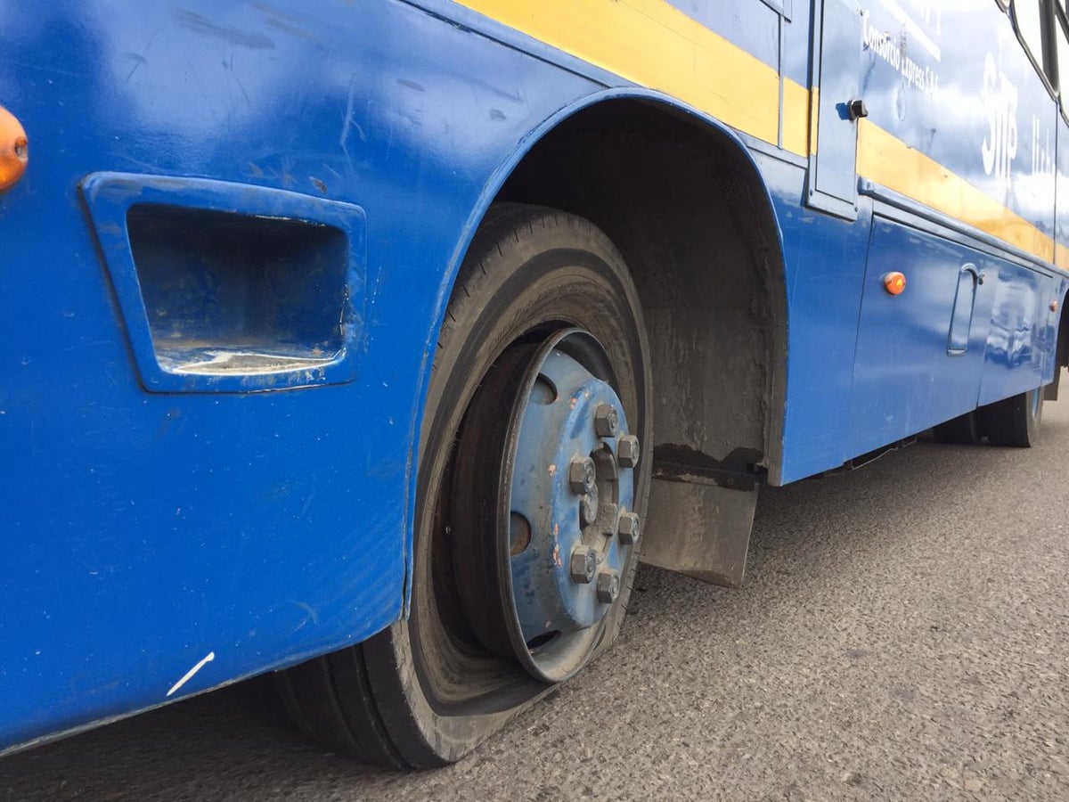 Un bus del Sistema Integrado pinchado en el marco del paro de transportadores informales