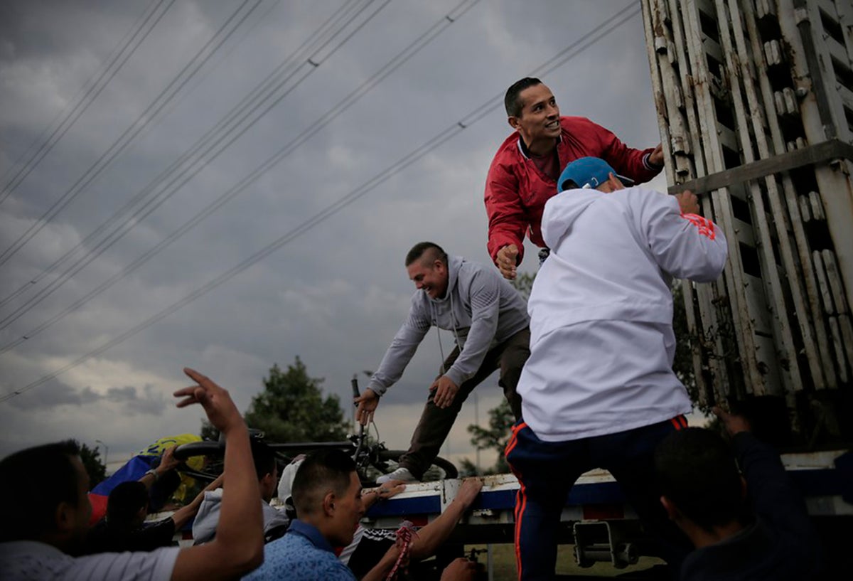Personas buscando cómo desplazarse, en el municipio de Soacha (Cundinamarca)