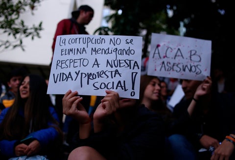 Estudiantes protestando al frente de la Universidad Distrital Francisco José de Caldas, en Bogotá