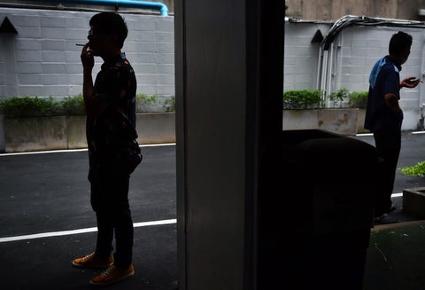 Jóvenes fumando en Bangkok (Tailandia)