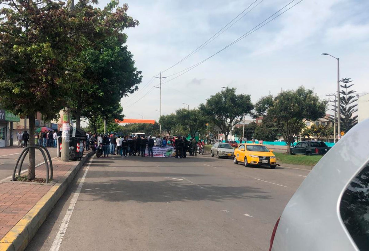 Conductores de vehículos con prestación de transporte informal, protestando en Bogotá