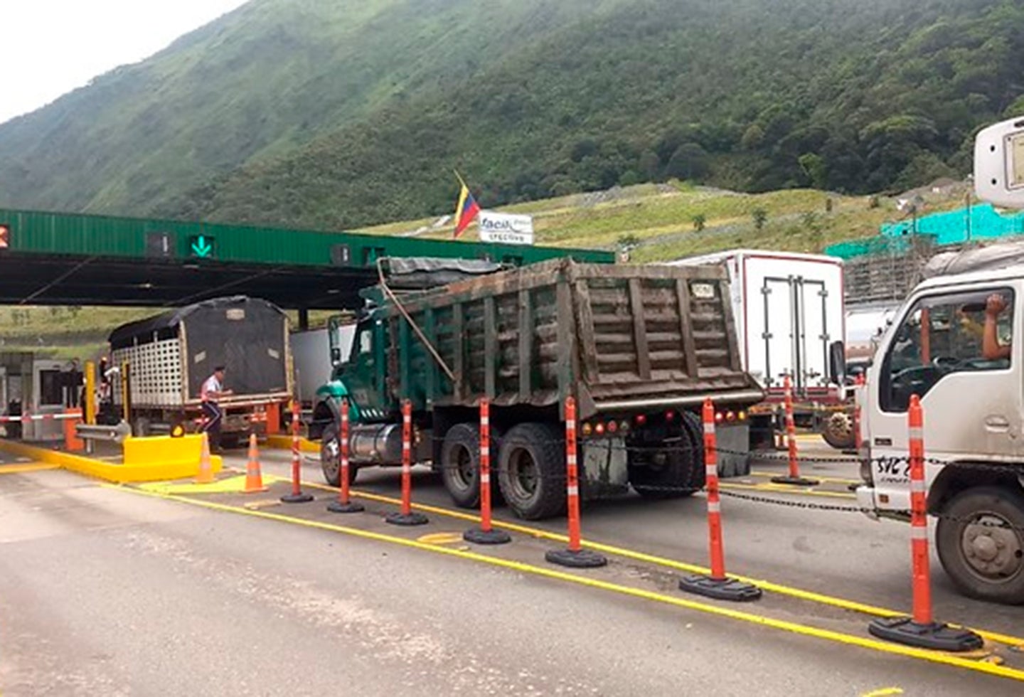 El peaje en la vía al Llano, a pesar de que hay restricciones de movilidad