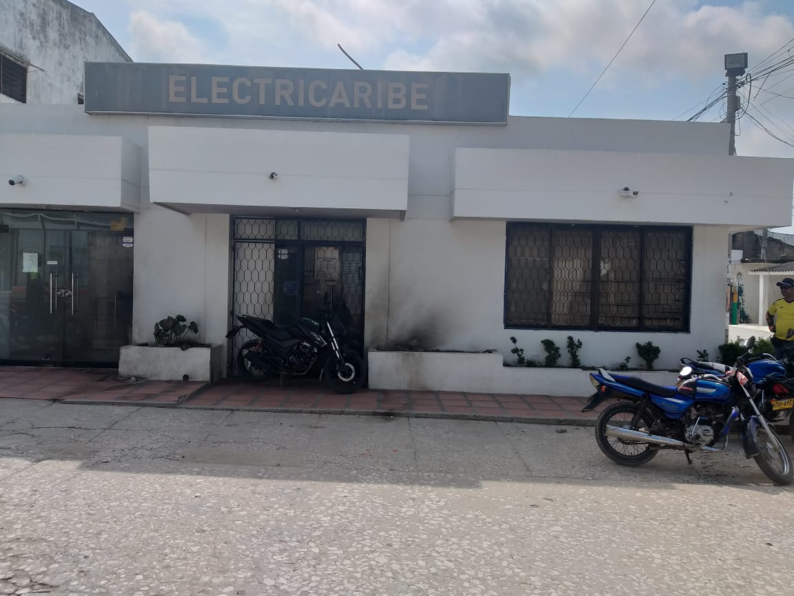 La oficina fue arremetida por la comunidad.