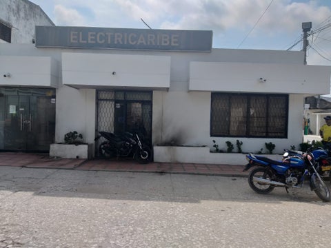 La oficina fue arremetida por la comunidad.