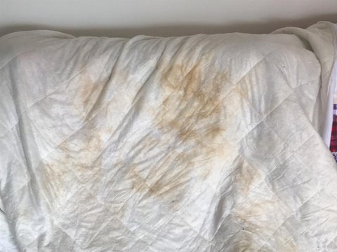 El agua llega amarilla o café clara.