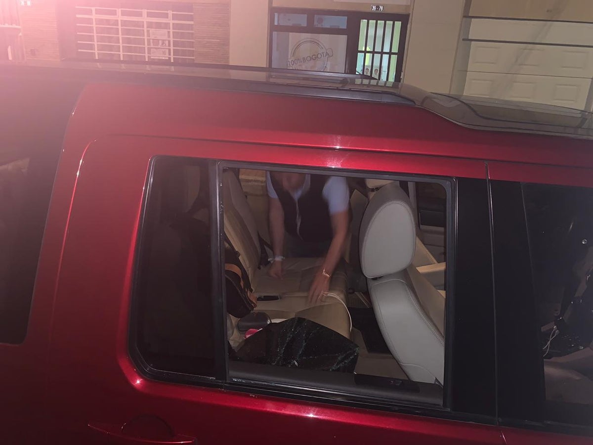 Vehículo de candidato al concejo de Bogotá atacado por desconocidos.