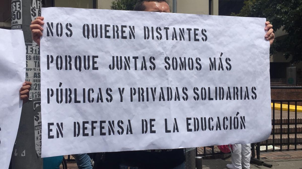Manifestaciones durante marcha de estudiantes en Bogotá