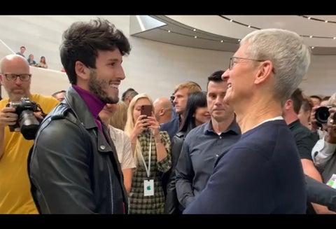 Sebastián Yatra y Tim Cook