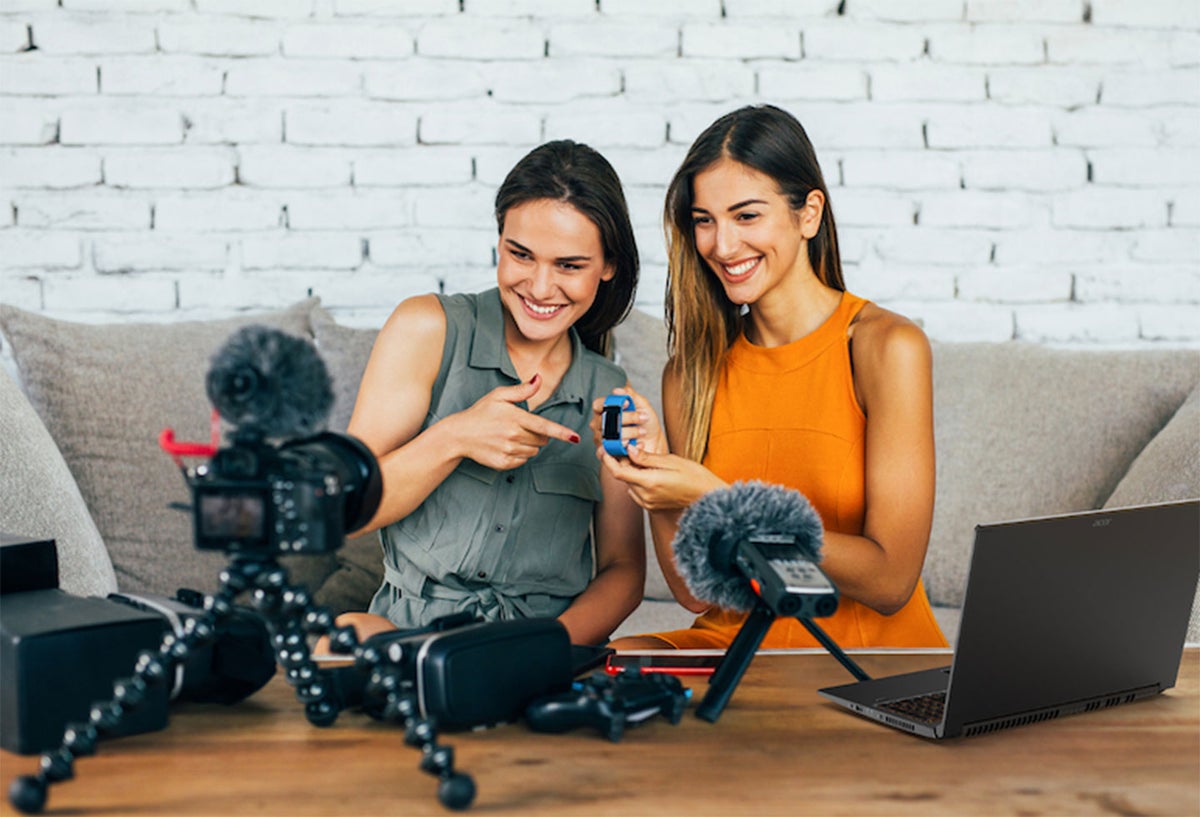 Mujeres grabando un video para Youtube