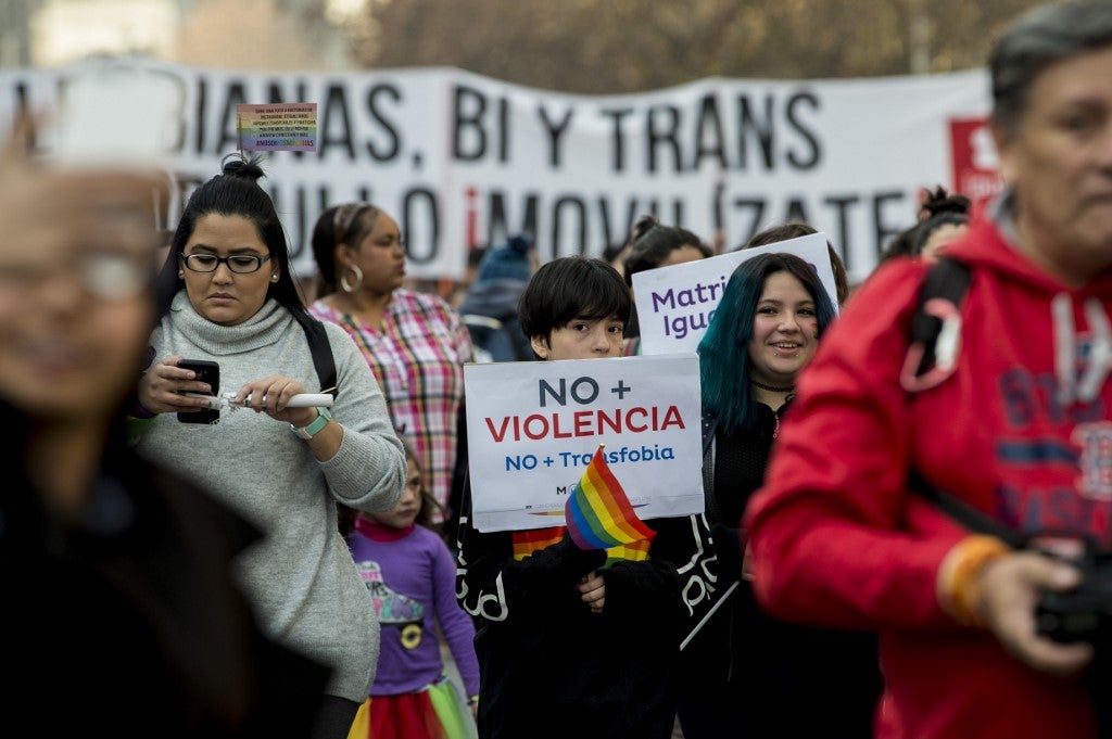 Comunidad LGBT durante protestas en Chile