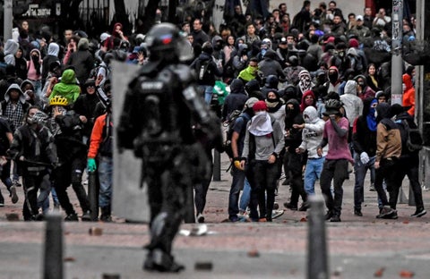 Agente del Esmad enfrenta disturbios y desórdenes en la capital colombiana.