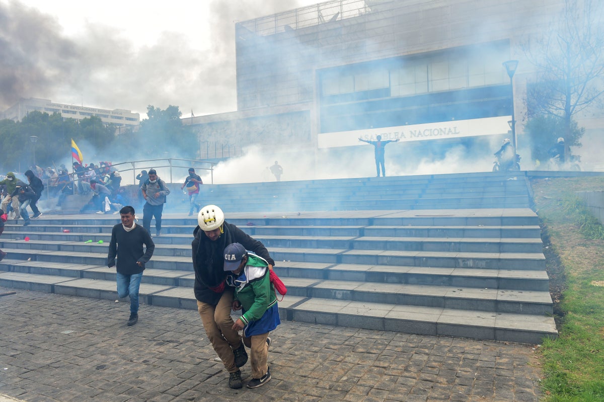 Manifestantes en indígenas en la Asamblea de Ecuador
