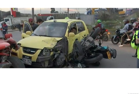 En un hecho insólito, se presentó la colisión de un taxi, una camioneta y tres motocicletas.