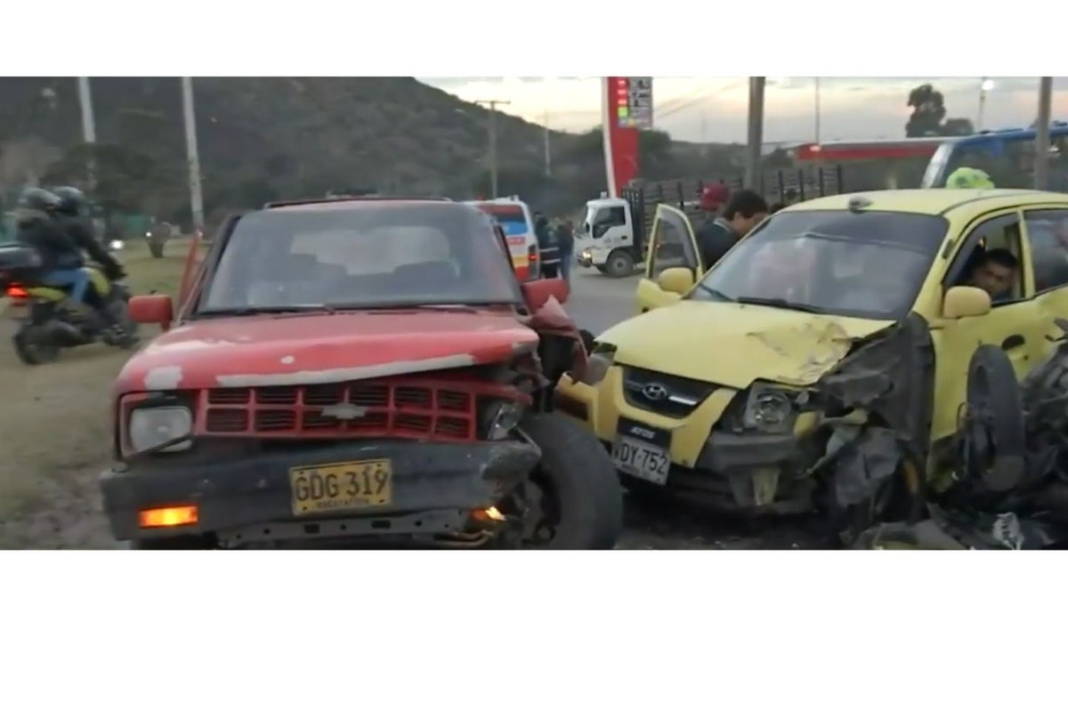 De acuerdo a las primeras versiones, la camioneta se desplazaba en contravía y ocasionó el brutal choque de los automóviles.