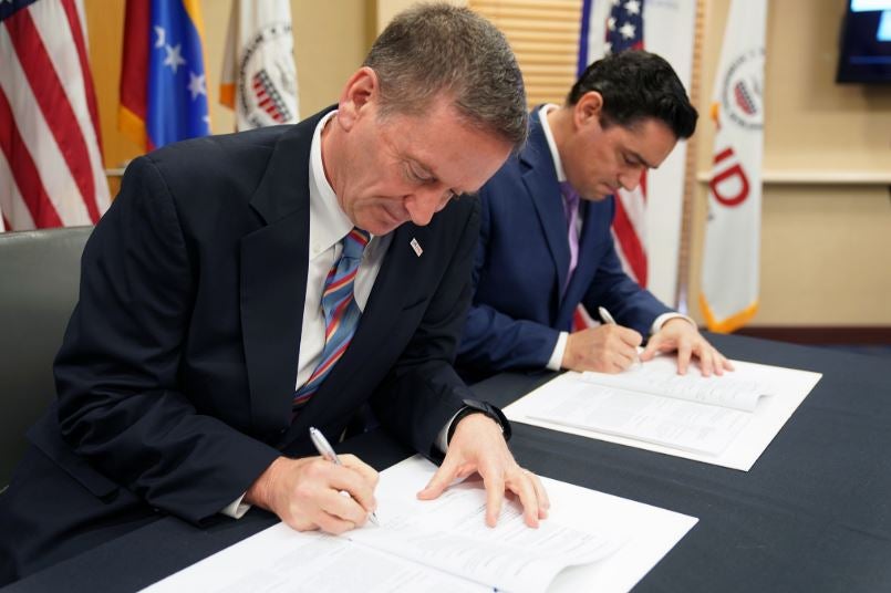 Mark Green, director de USAID y Carlos Vecchio, embajador delegado por Juan Guaidó