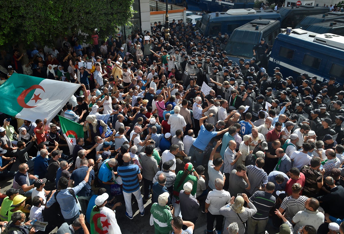 Ciudadanos argelinos protestando en Argel, capital de Argelia