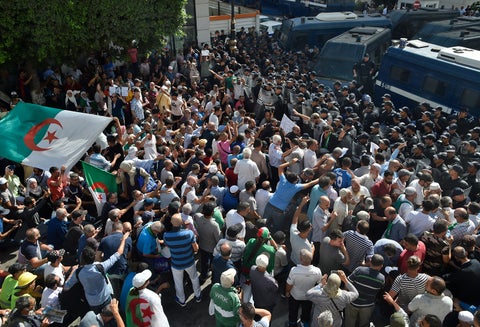 Ciudadanos argelinos protestando en Argel, capital de Argelia