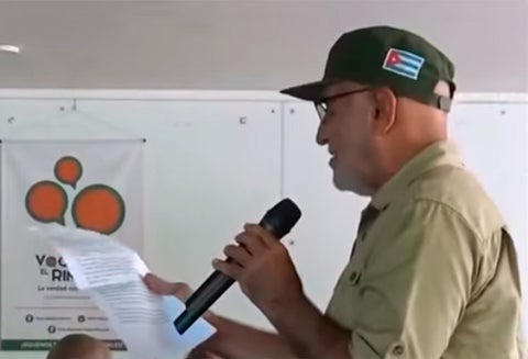 El cura Bernardo Hoyos leyendo la supuesta carta de Aida Merlano