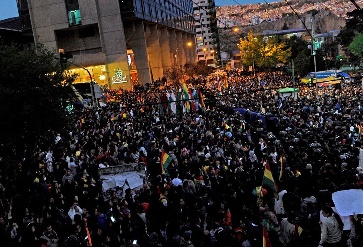 Bolivianos protestan en las calles al conocer los resultados de las elecciones, con sorpresiva ventaja para Evo Morales