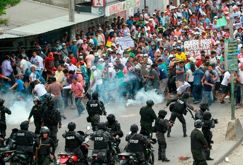 Autoridades bolivianas y manifestantes chocan en Santa Cruz de la Sierra