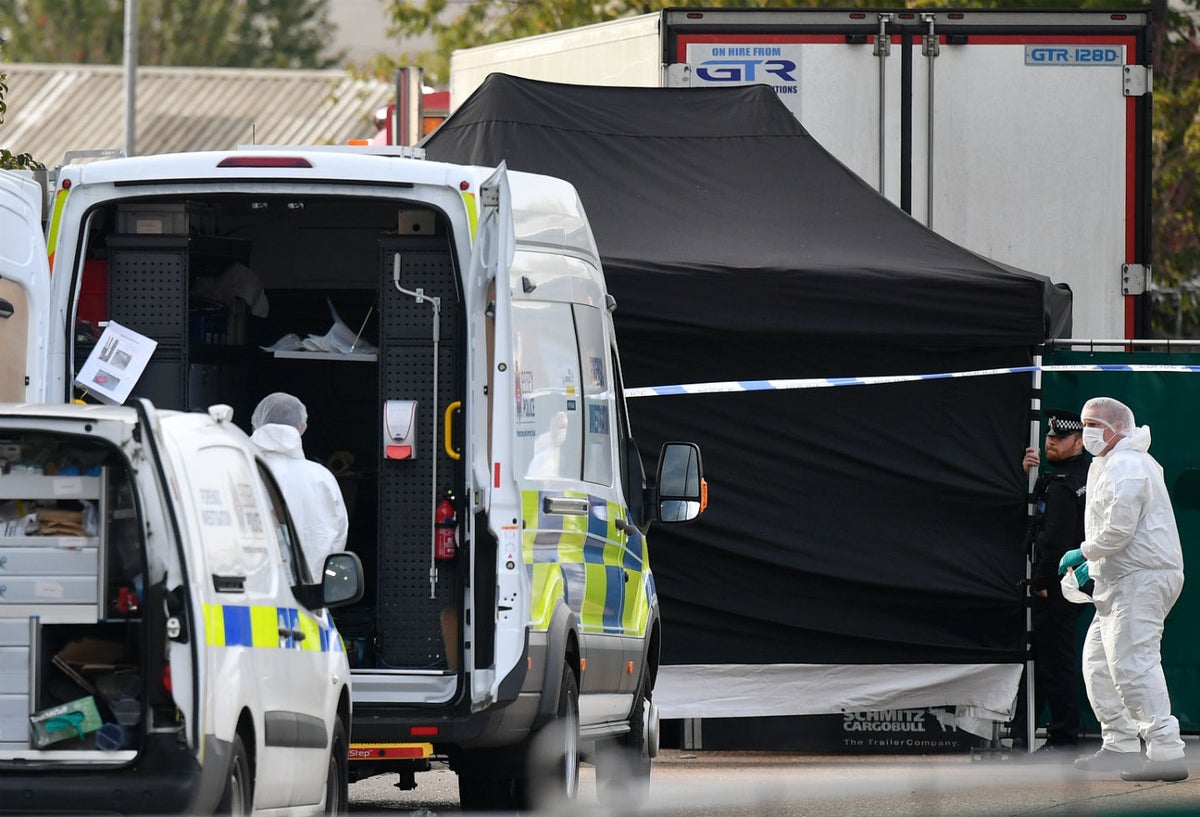 Hallan cadáveres en camión en Inglaterra