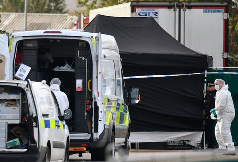 Hallan cadáveres en camión en Inglaterra