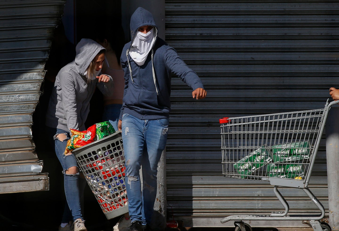 Мародерство это простыми. В сша грабят магазины. Политические граффити. Мародёрство это простыми словами. Мародёрство это простыми словами.