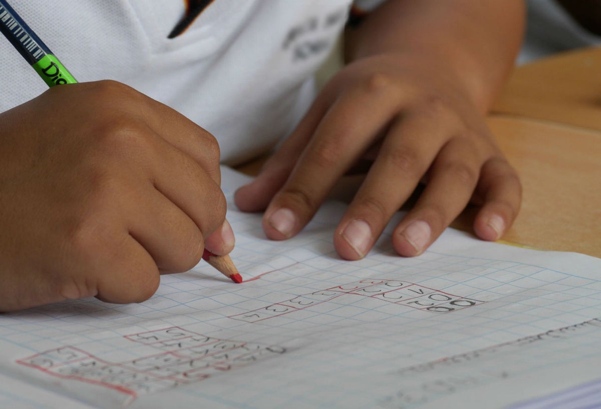 Niño en colegio haciendo tareas