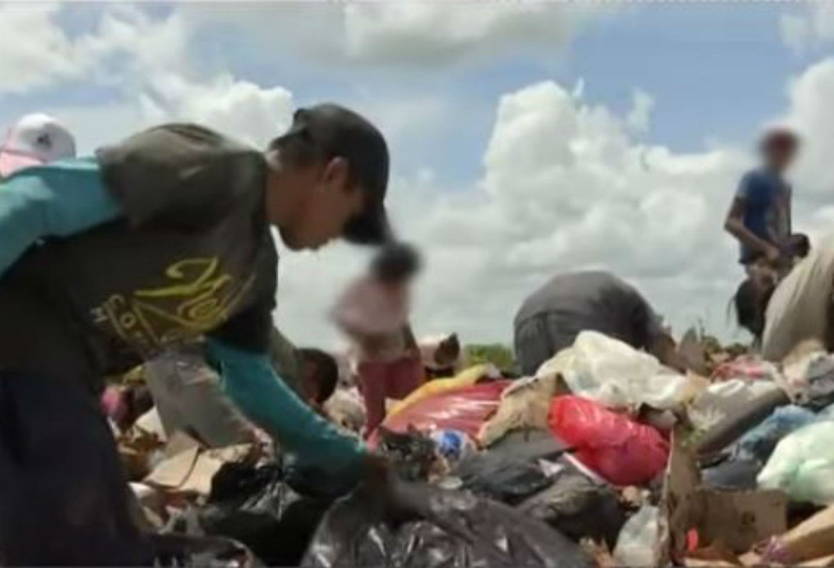 Niños comen de la basura en Puerto Carreño