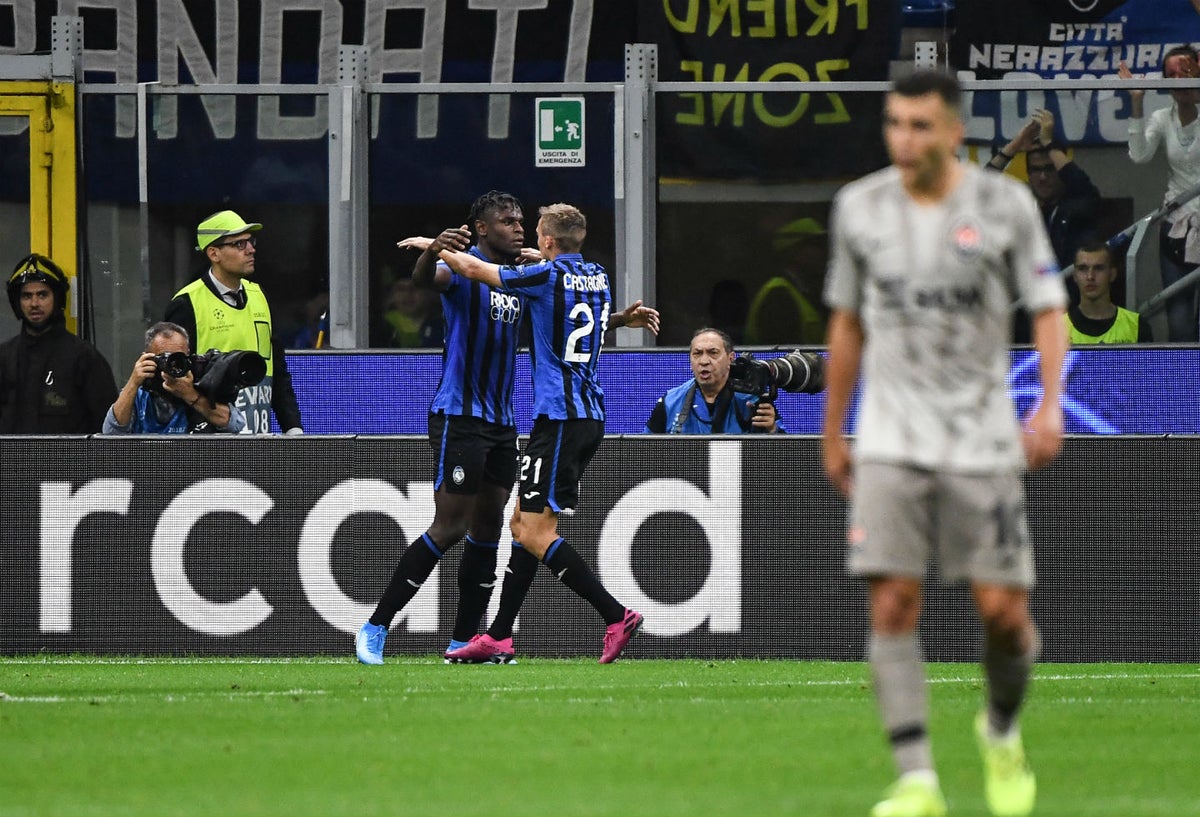 Duván Zapata celebra gol que marcó con Atalanta