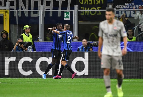 Duván Zapata celebra gol que marcó con Atalanta