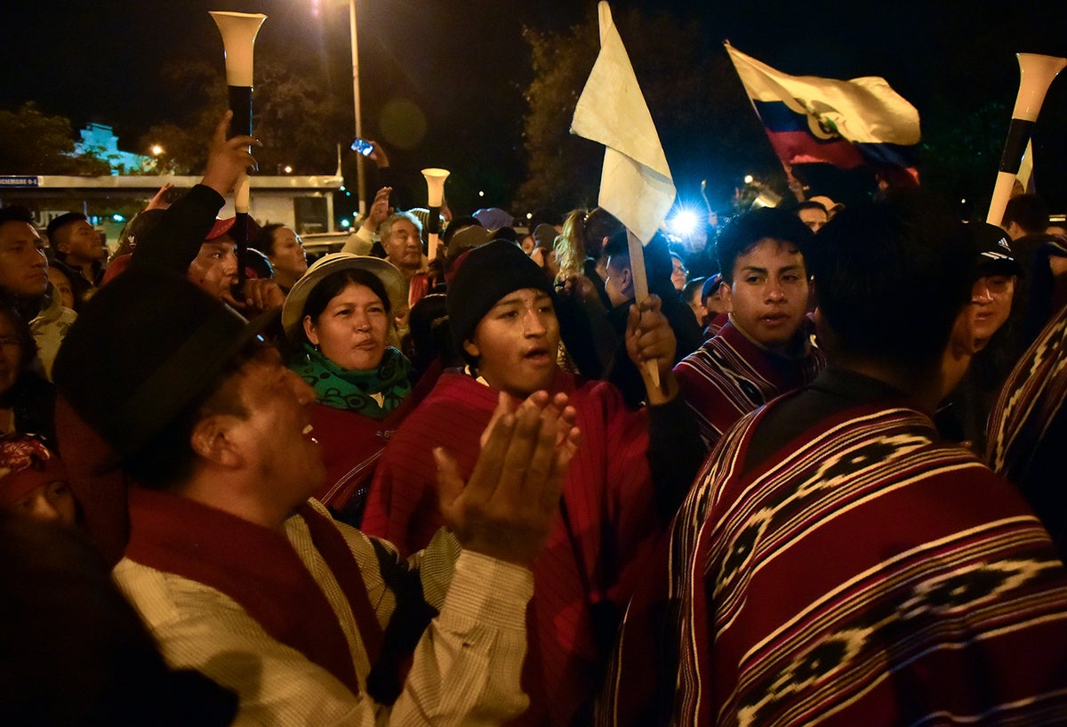 Ecuatorianos celebrando que derogaron decreto de combustibles