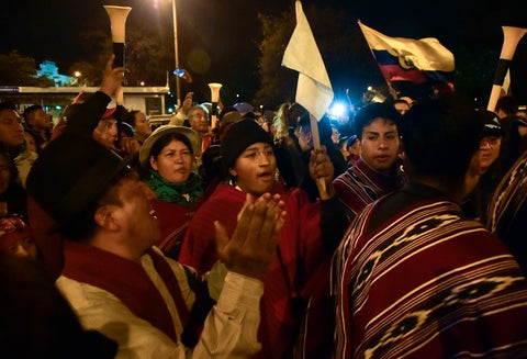 Ecuatorianos celebrando que derogaron decreto de combustibles
