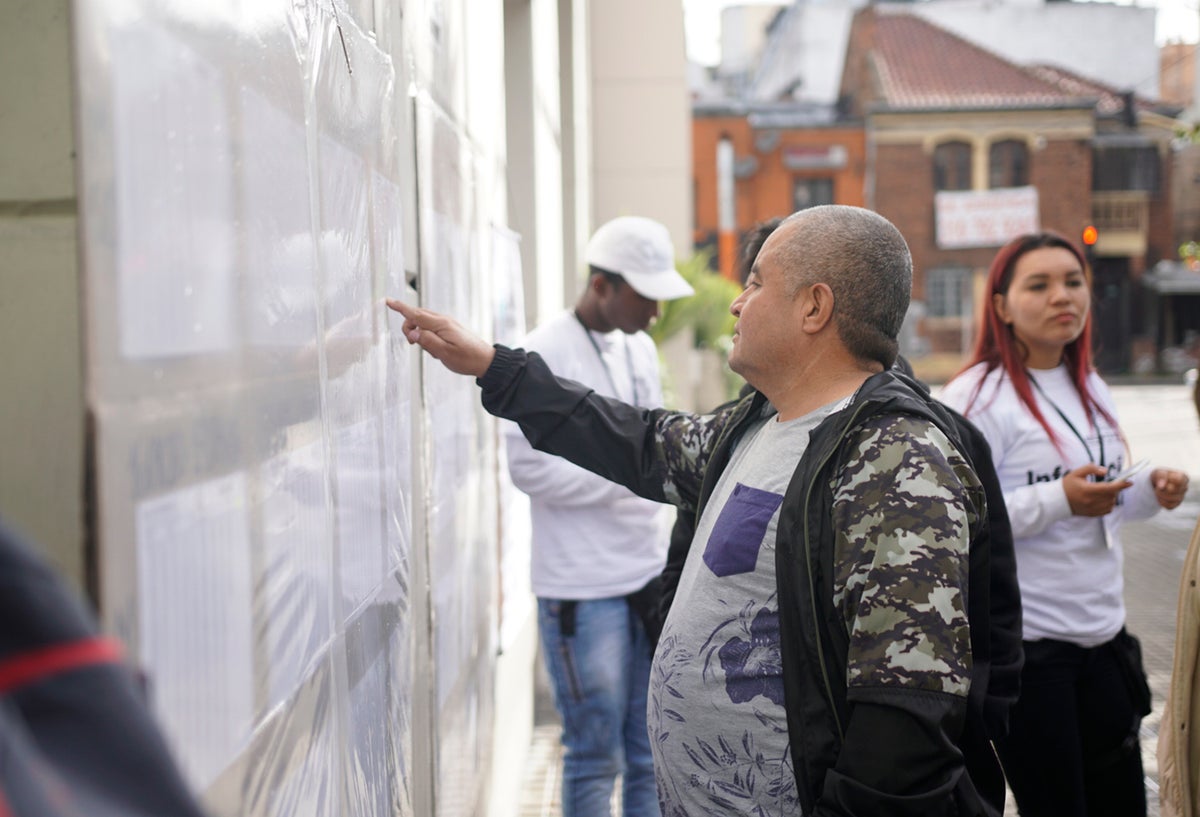 Un ciudadano residente de la ciudad de Bogotá buscando su lugar de votación